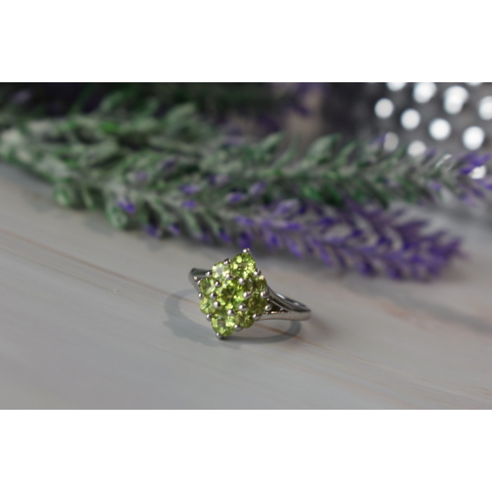 Sky Jewelry Серебряное кольцо 925 пробы с камнем Перидот / Хризолит