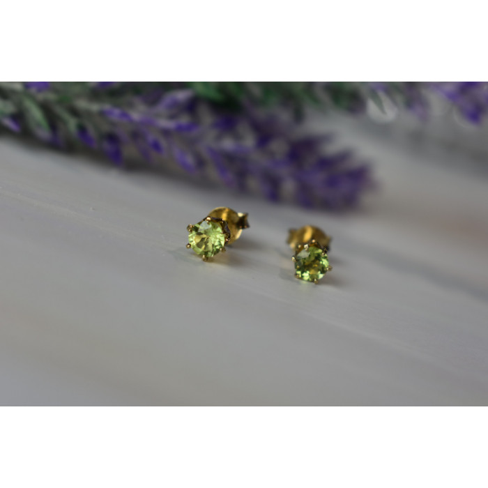 Sky Jewelry Серебряные серьги-гвоздики в позолоте с камнем Перидот/ Хризолит