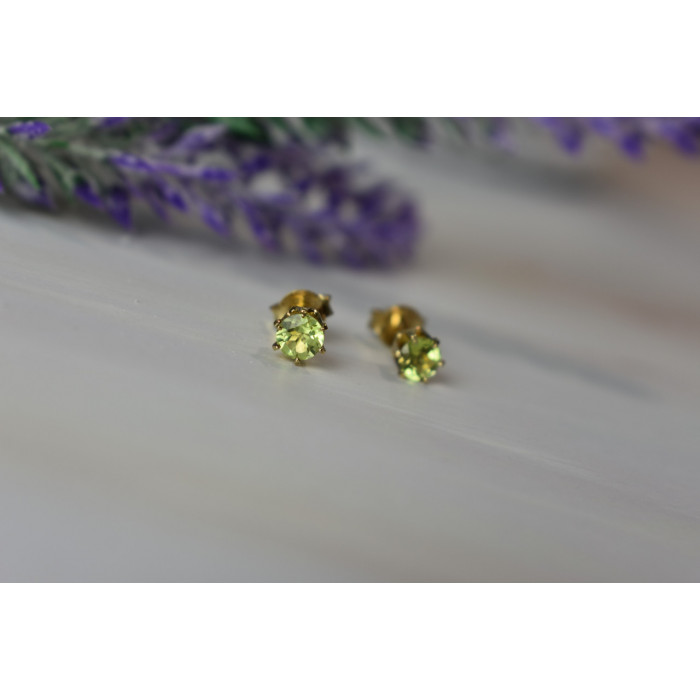 Sky Jewelry Серебряные серьги-гвоздики в позолоте с камнем Перидот/ Хризолит