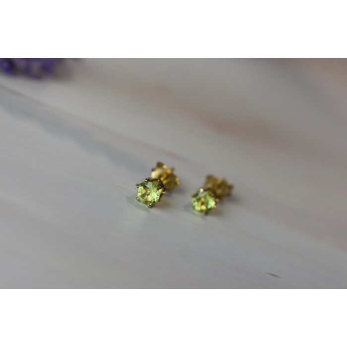 Sky Jewelry Серебряные серьги-гвоздики в позолоте с камнем Перидот/ Хризолит