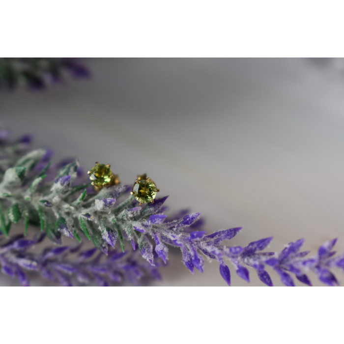 Sky Jewelry Серебряные серьги-гвоздики в позолоте с камнем Перидот/ Хризолит
