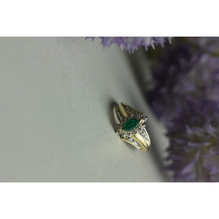 Sky Jewelry Золотое кольцо 10К (417 проба) с камнем Демантоид и маленькими бриллиантами