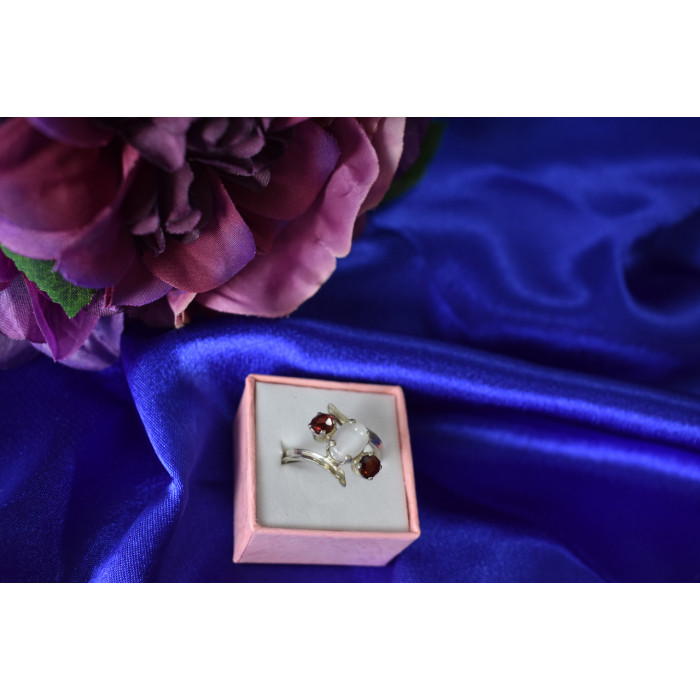 Sky Jewelry Серебряное кольцо  с Гранатом и Лунным Камнем
