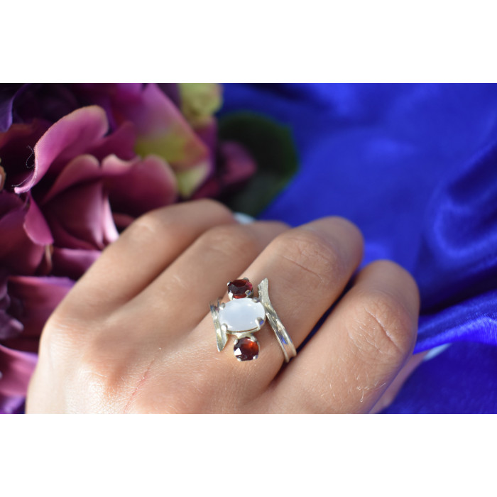 Sky Jewelry Серебряное кольцо  с Гранатом и Лунным Камнем