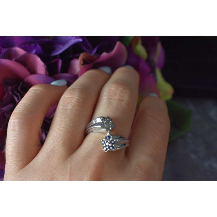 Sky Jewelry Серебряное кольцо с Синей и Бесцветной Шпинелью *Цветы