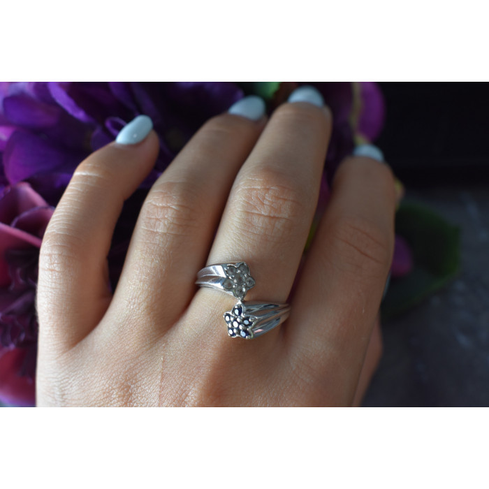 Sky Jewelry Серебряное кольцо с Синей и Бесцветной Шпинелью *Цветы