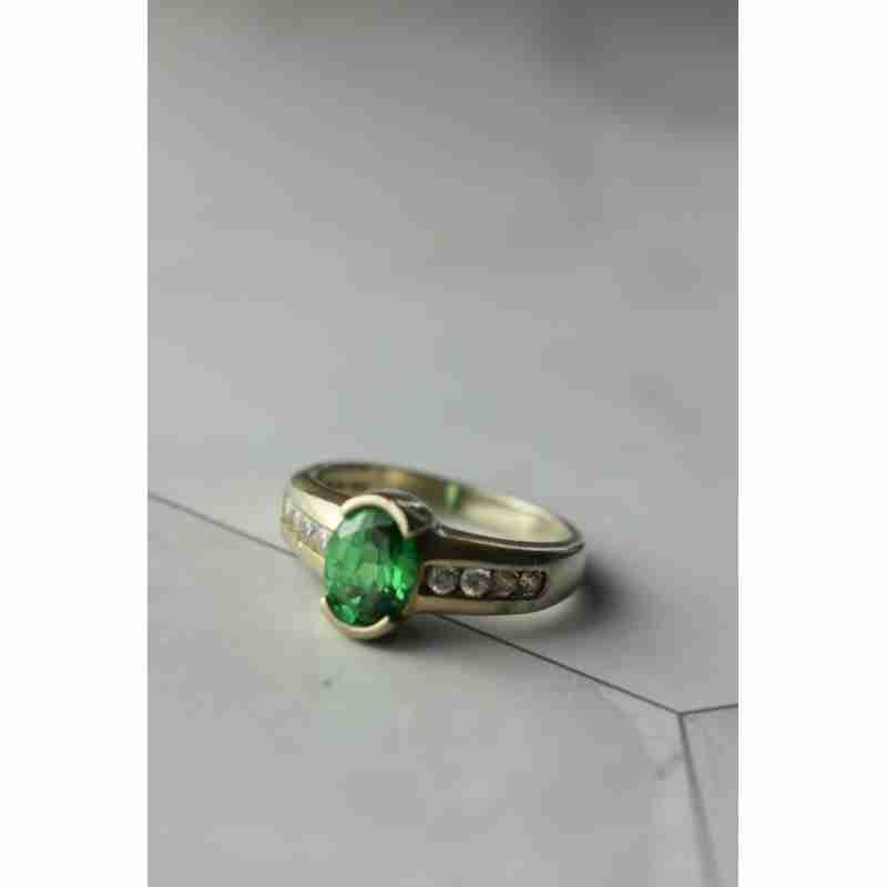 Sky Jewelry Серебряное кольцо с камнем Демантоид и фианитами
