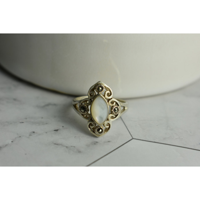 Sky Jewelry Серебряное кольцо с Перламутром и камнями Шпинель