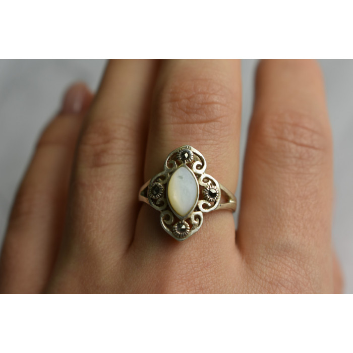 Sky Jewelry Серебряное кольцо с Перламутром и камнями Шпинель