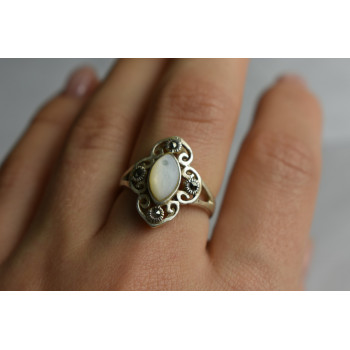 Sky Jewelry Серебряное кольцо с Перламутром и камнями Шпинель