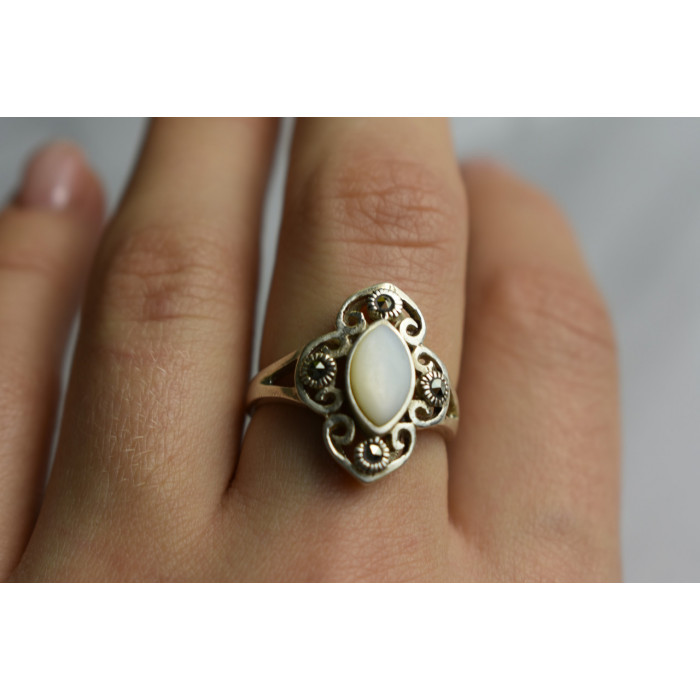 Sky Jewelry Серебряное кольцо с Перламутром и камнями Шпинель