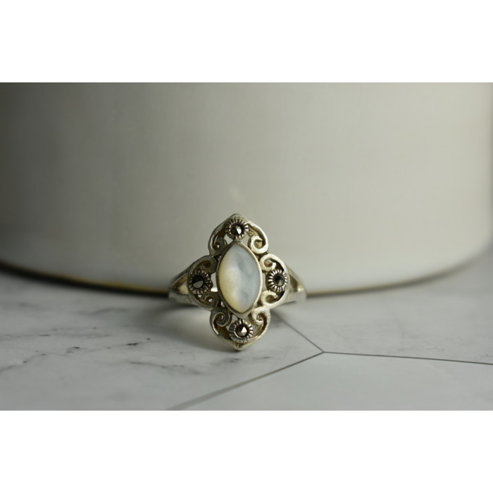 Sky Jewelry Серебряное кольцо с Перламутром и камнями Шпинель