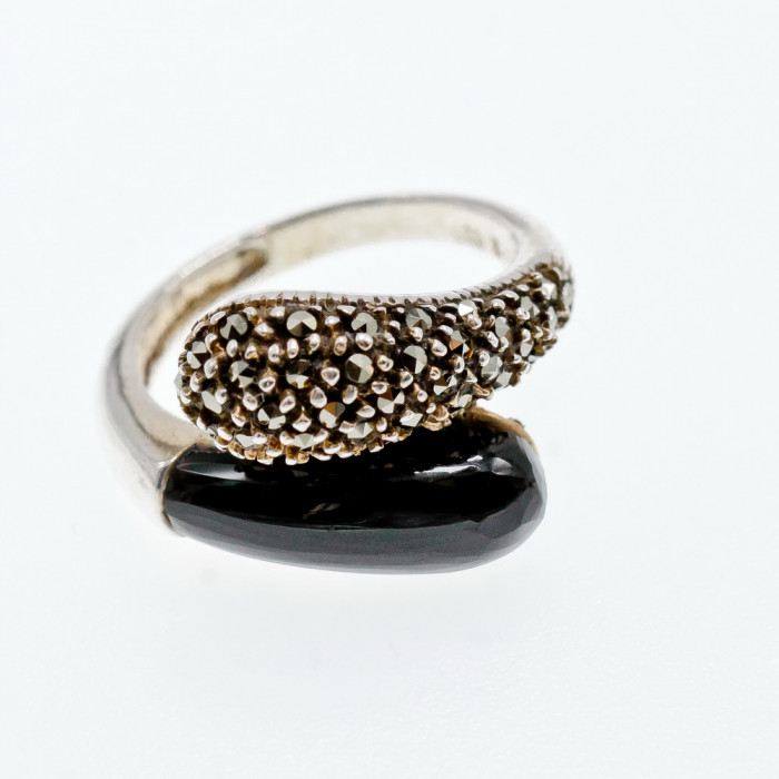 Sky Jewelry Кольцо из серебра с ониксом и камнями марказит  Очарование 33