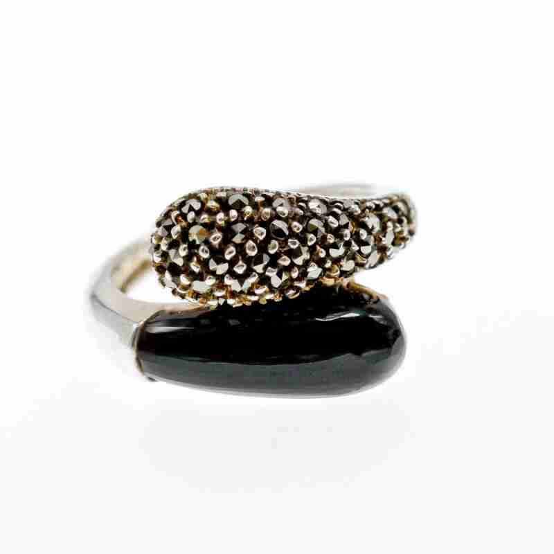 Sky Jewelry Кольцо из серебра с ониксом и камнями марказит  Очарование 33