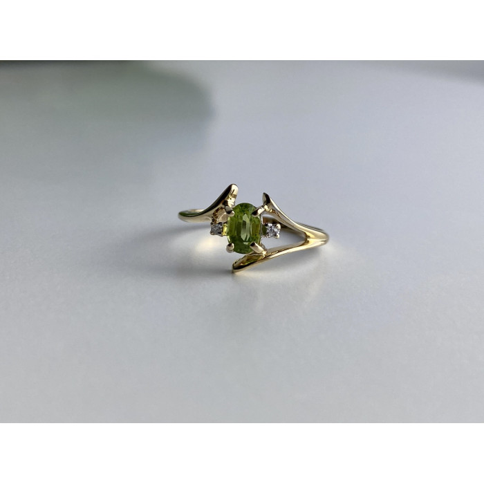 Sky Jewelry Золотое кольцо с хризолитом и бриллиантами  Наслаждение