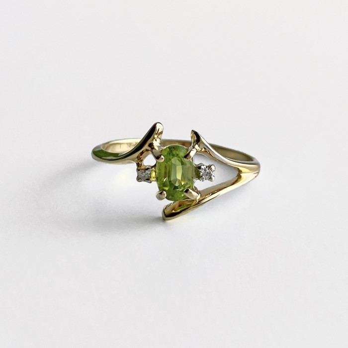 Sky Jewelry Золотое кольцо с хризолитом и бриллиантами  Наслаждение