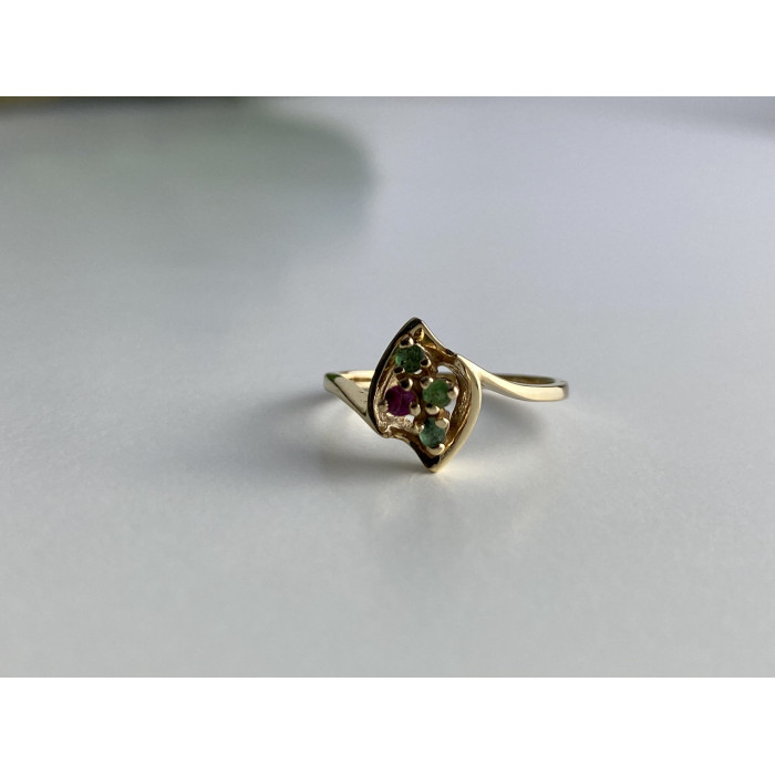 Sky Jewelry Золотое кольцо с изумрудами и рубином   Сладость