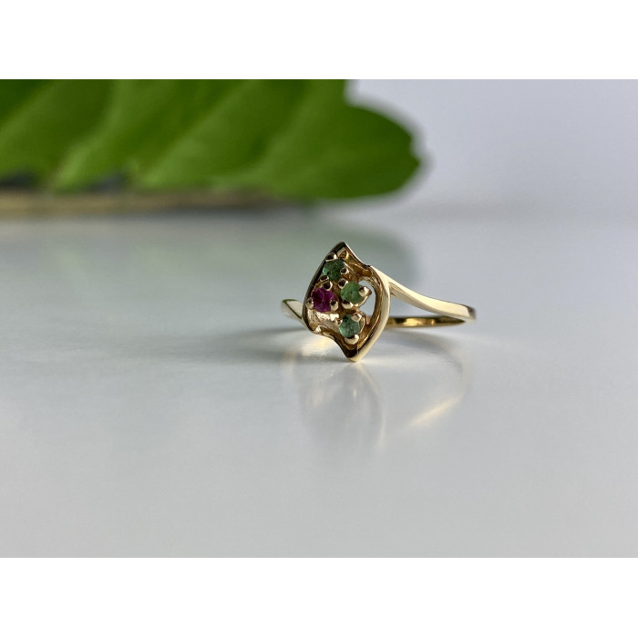 Sky Jewelry Золотое кольцо с изумрудами и рубином   Сладость