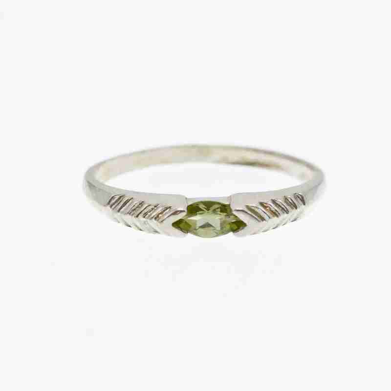 Sky Jewelry Серебряное кольцо с хризолитом  Классика