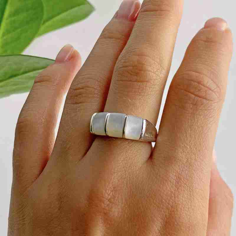 Sky Jewelry Серебряное кольцо с перламутром   Невесомость
