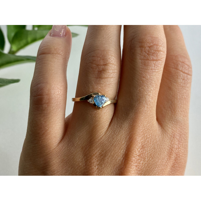 Sky Jewelry Золотое кольцо с голубым и белым топазом  Сердце