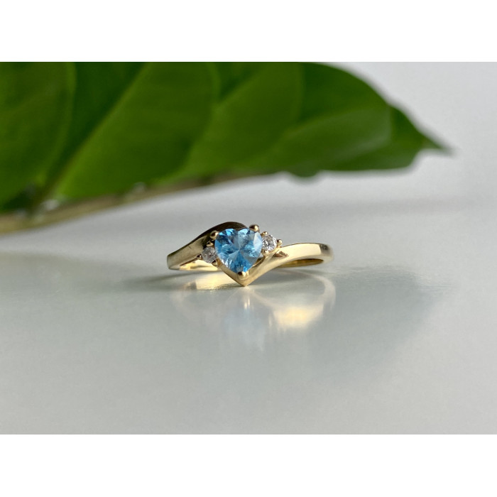 Sky Jewelry Золотое кольцо с голубым и белым топазом  Сердце