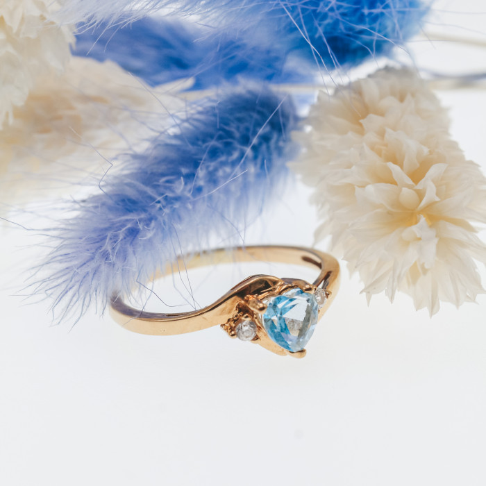 Sky Jewelry Золотое кольцо с голубым и белым топазом  Сердце