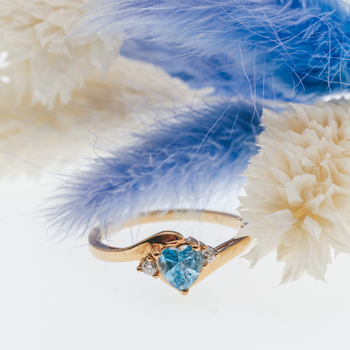 Sky Jewelry Золотое кольцо с голубым и белым топазом  Сердце