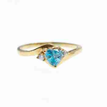 Sky Jewelry Золотое кольцо с голубым и белым топазом  Сердце