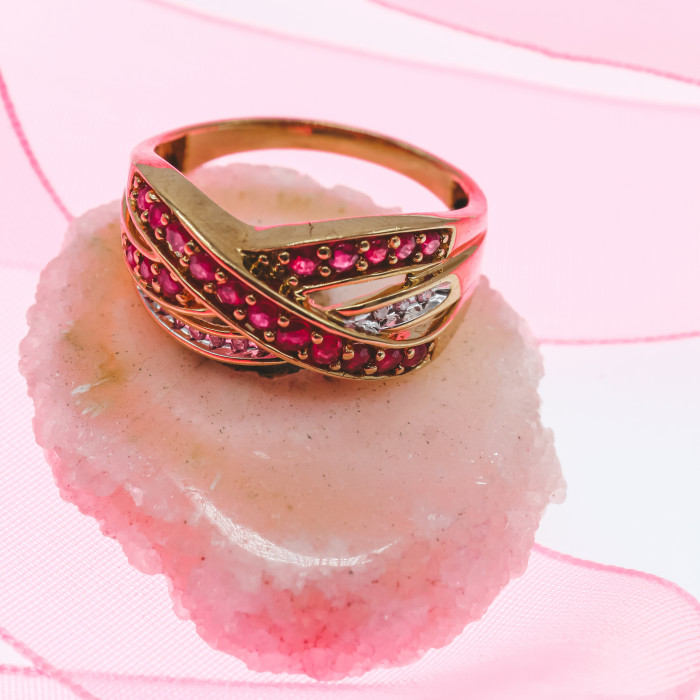 Sky Jewelry Золотое кольцо с рубинами и сапфирами   Обаяние