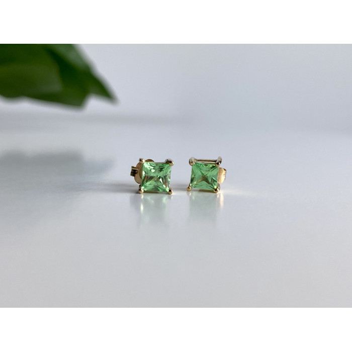 Sky Jewelry Золотые серьги-гвоздики с камнем цаворит