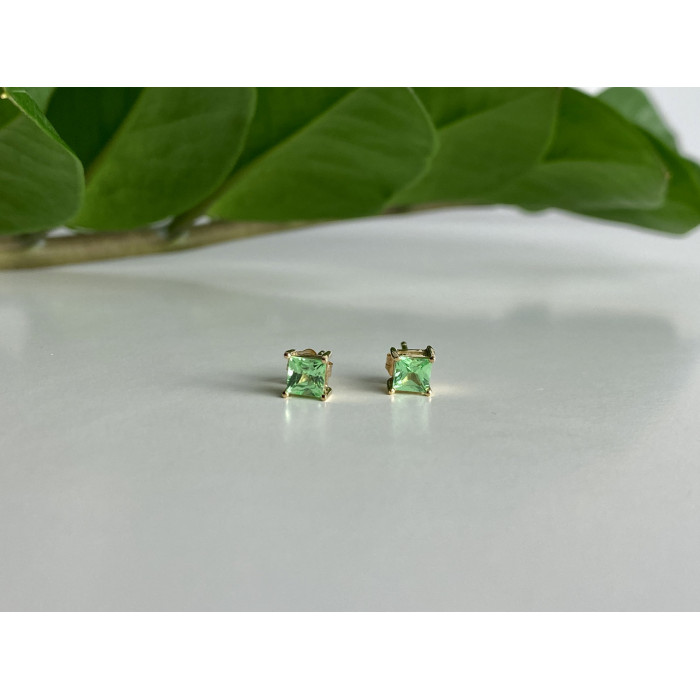 Sky Jewelry Золотые серьги-гвоздики с камнем цаворит