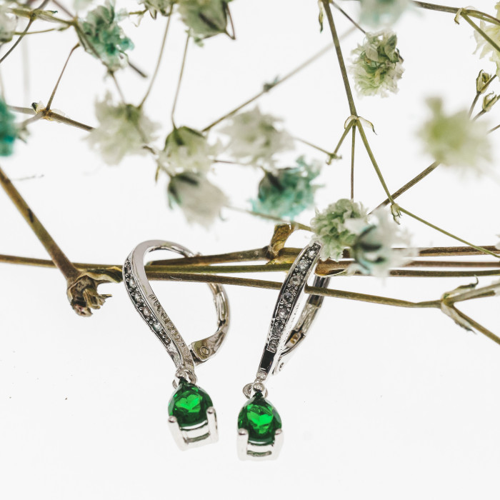 Sky Jewelry Серебряные серьги с изумрудом и фианитами  Летние