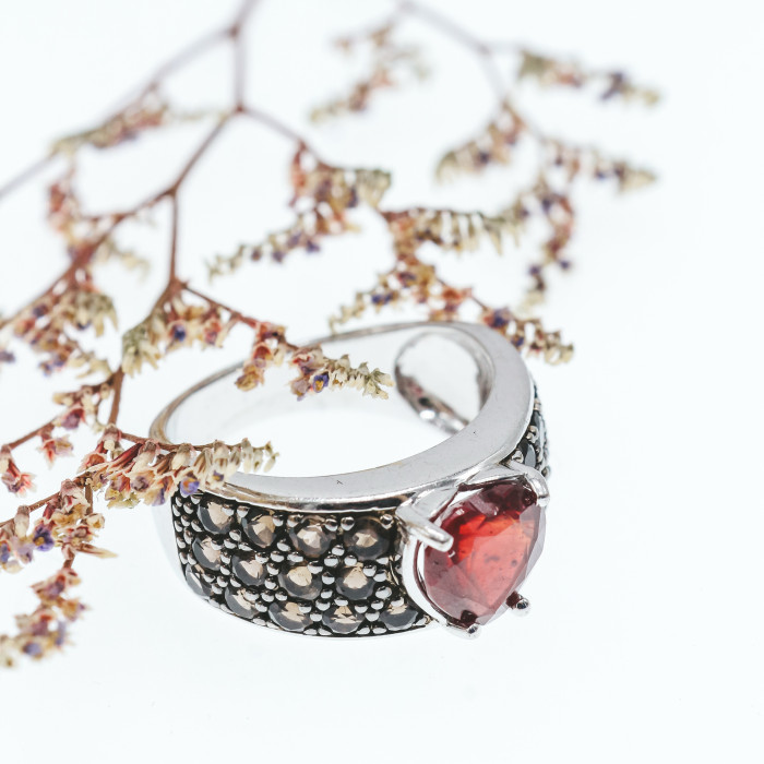 Sky Jewelry Серебряное кольцо с рубином и гессонитом   Сердце
