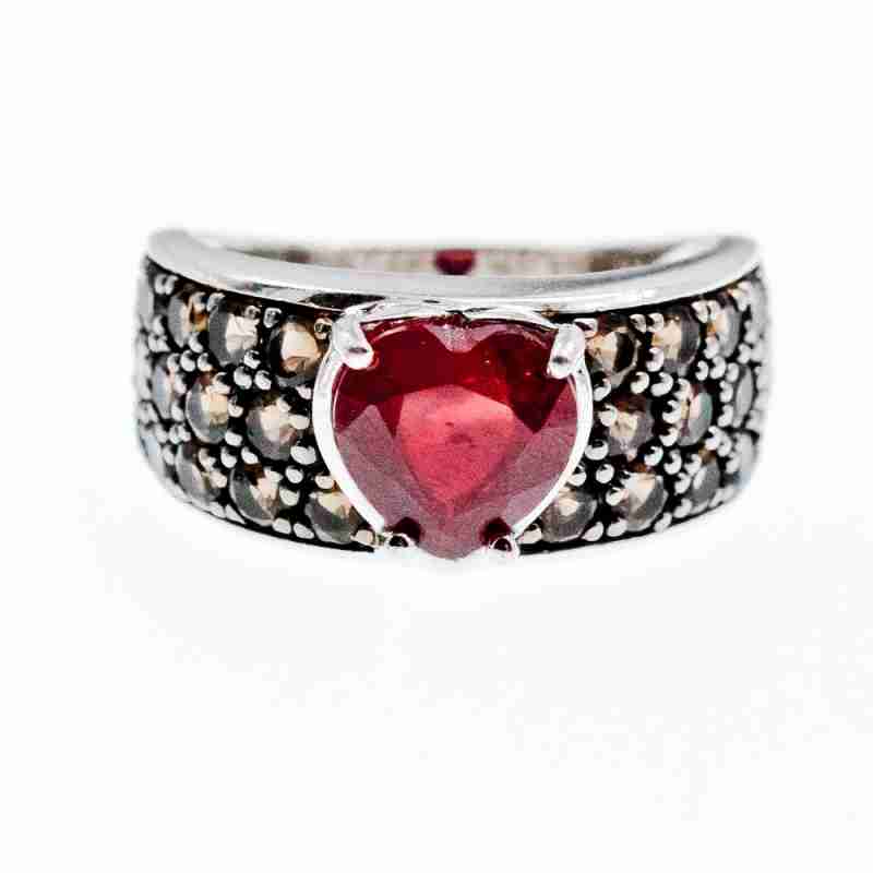 Sky Jewelry Серебряное кольцо с рубином и гессонитом   Сердце