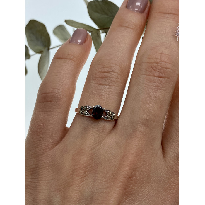 Sky Jewelry Серебряное кольцо с гранатом и марказитом  Классика