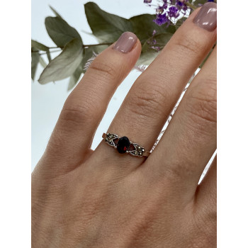 Sky Jewelry Серебряное кольцо с гранатом и марказитом  Классика