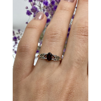Sky Jewelry Серебряное кольцо с гранатом и марказитом  Классика