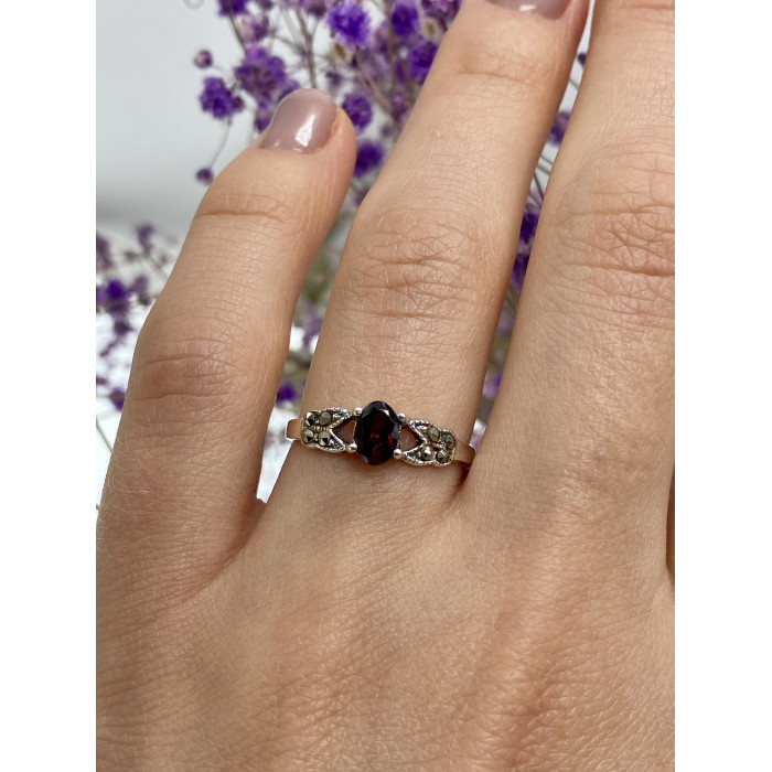 Sky Jewelry Серебряное кольцо с гранатом и марказитом  Классика