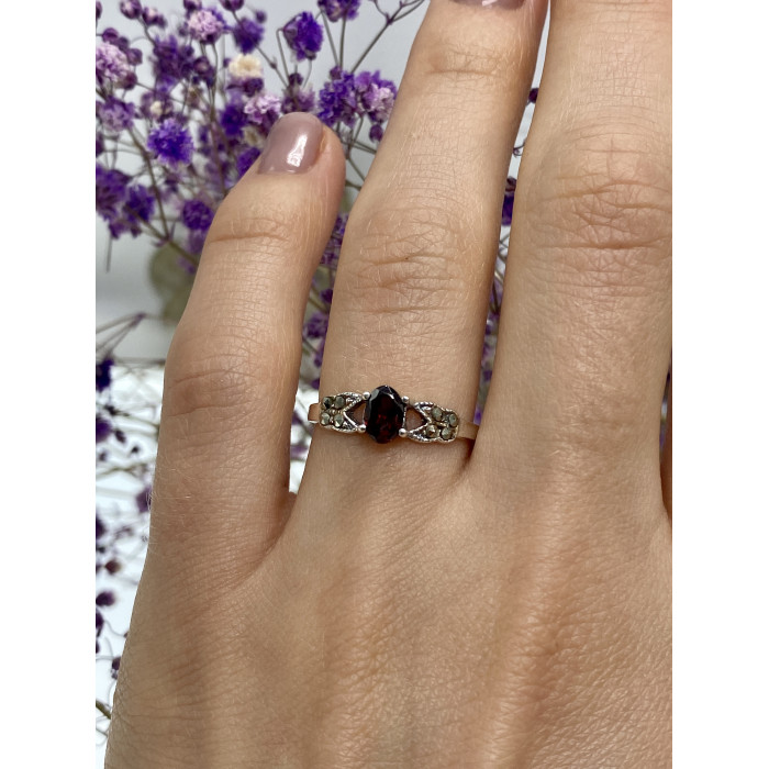 Sky Jewelry Серебряное кольцо с гранатом и марказитом  Классика