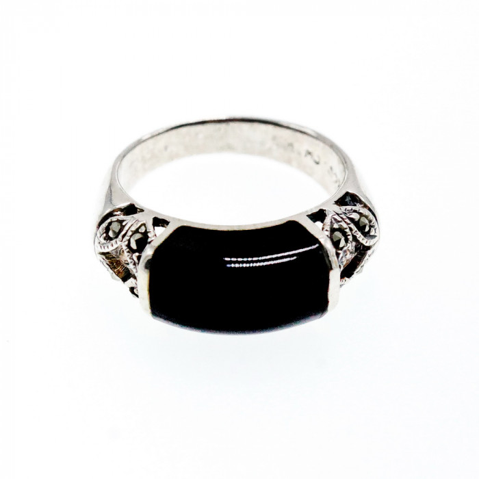 Sky Jewelry Серебряное кольцо с ониксом и марказитом  Желание