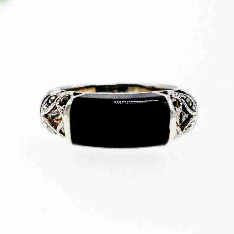 Sky Jewelry Серебряное кольцо с ониксом и марказитом  Желание