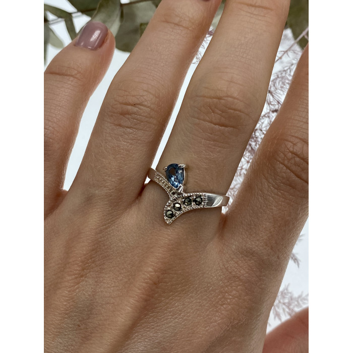 Sky Jewelry Серебряное кольцо с топазом и марказитом  Обаяние