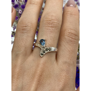 Sky Jewelry Серебряное кольцо с топазом и марказитом  Обаяние