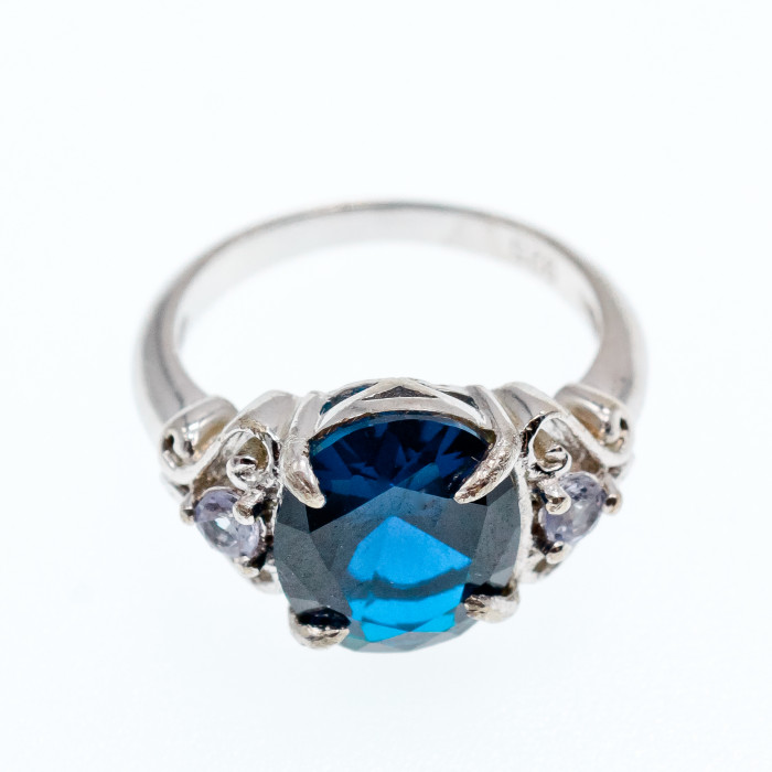 Sky Jewelry Серебряное кольцо с сапфиром и камнями иолит