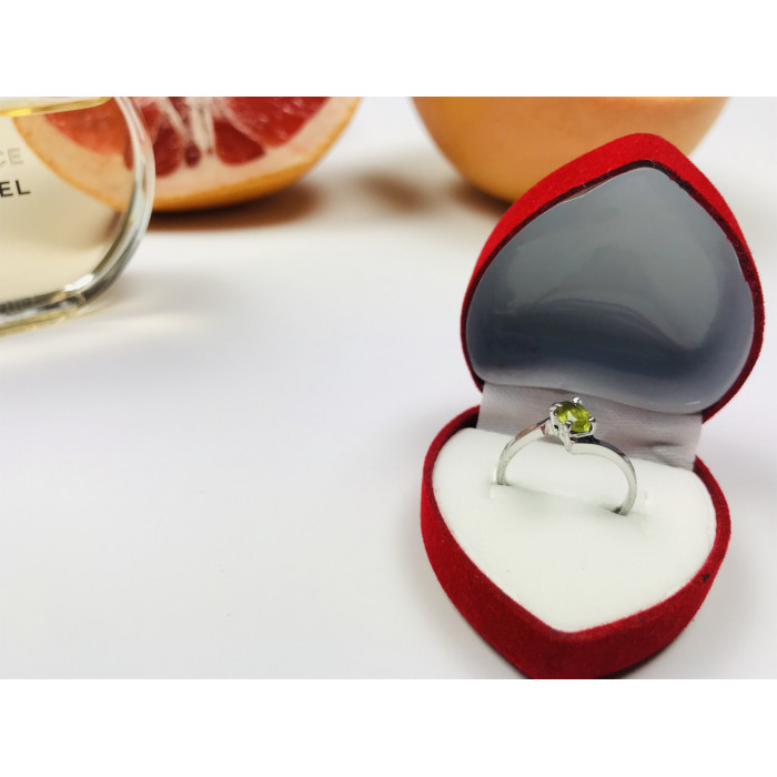 Sky Jewelry Серебряное кольцо с камнем Перидот
