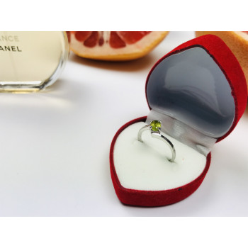 Sky Jewelry Серебряное кольцо с камнем Перидот