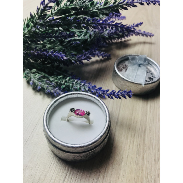 Sky Jewelry Серебряное кольцо с розовым фианитом и маленькими камнями черная Шпинель