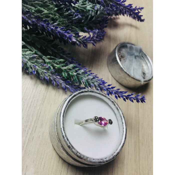 Sky Jewelry Серебряное кольцо с розовым фианитом и маленькими камнями черная Шпинель