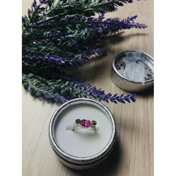 Sky Jewelry Серебряное кольцо с розовым фианитом и маленькими камнями черная Шпинель